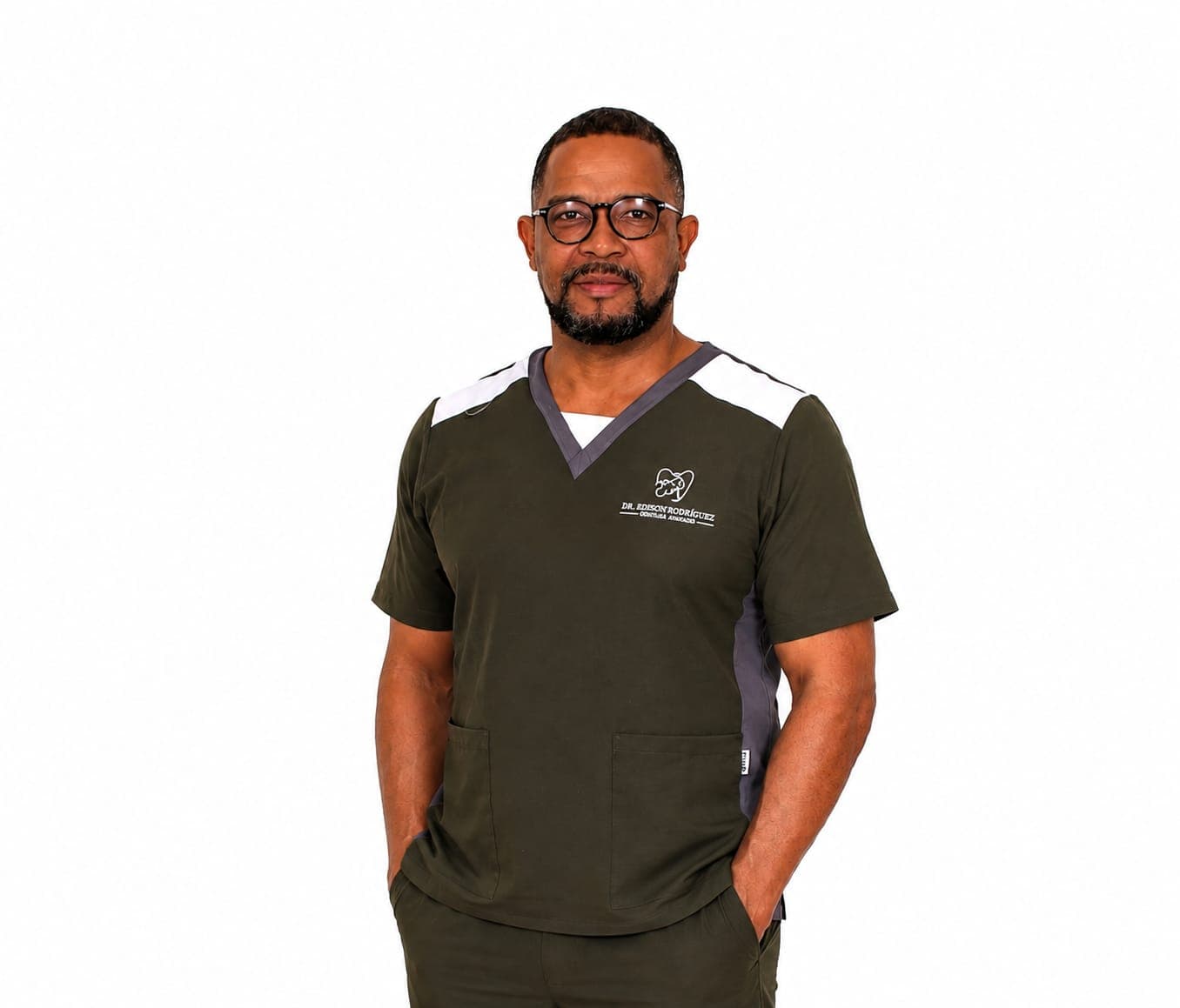 Dr. Edison Rodríguez con uniforme de clínica